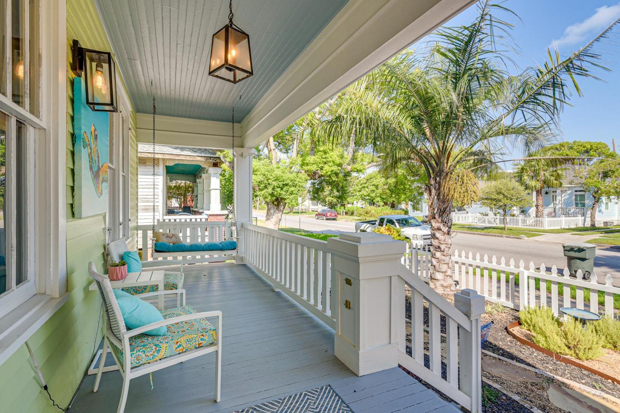 Walk To Galveston Beach Texas Home With Fenced Yard Екстер'єр фото