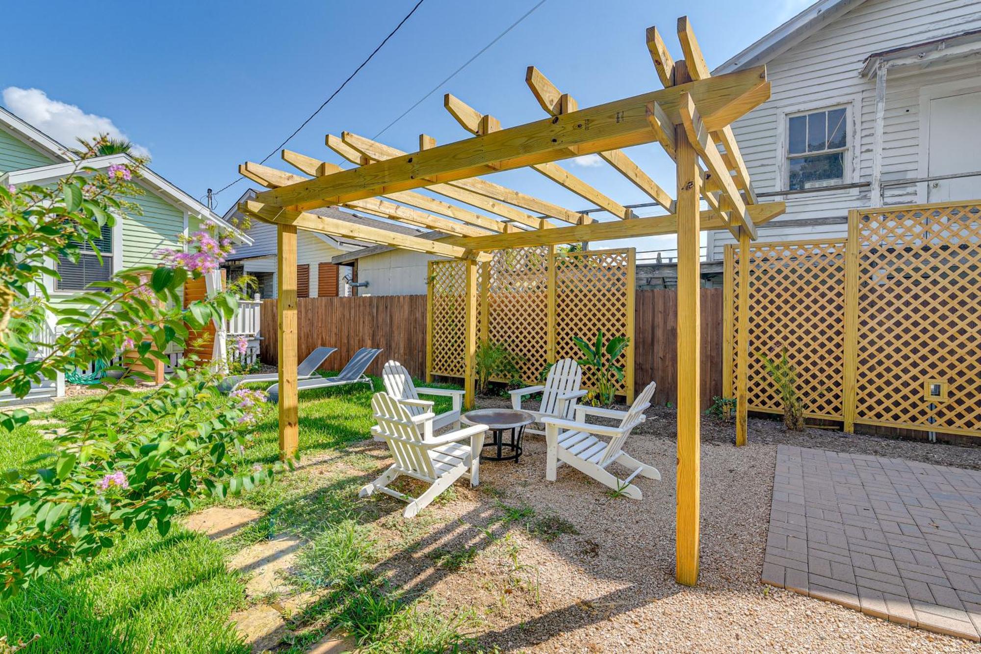 Walk To Galveston Beach Texas Home With Fenced Yard Екстер'єр фото