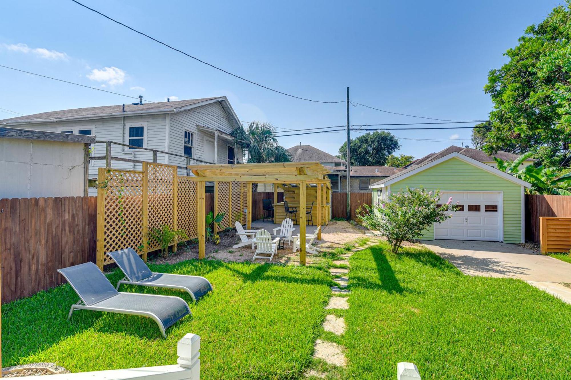 Walk To Galveston Beach Texas Home With Fenced Yard Екстер'єр фото