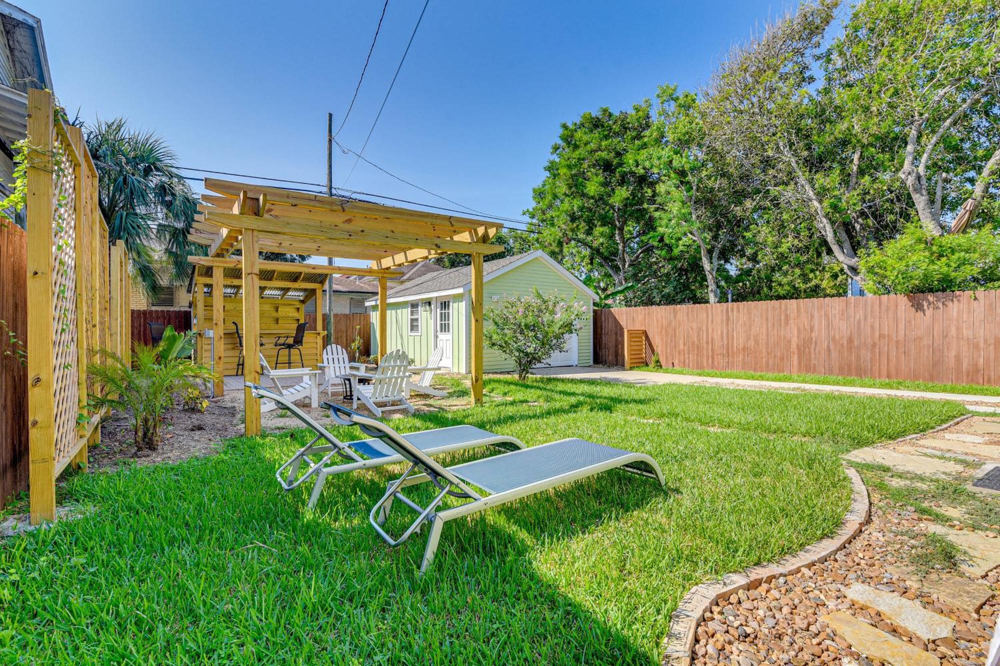 Walk To Galveston Beach Texas Home With Fenced Yard Екстер'єр фото
