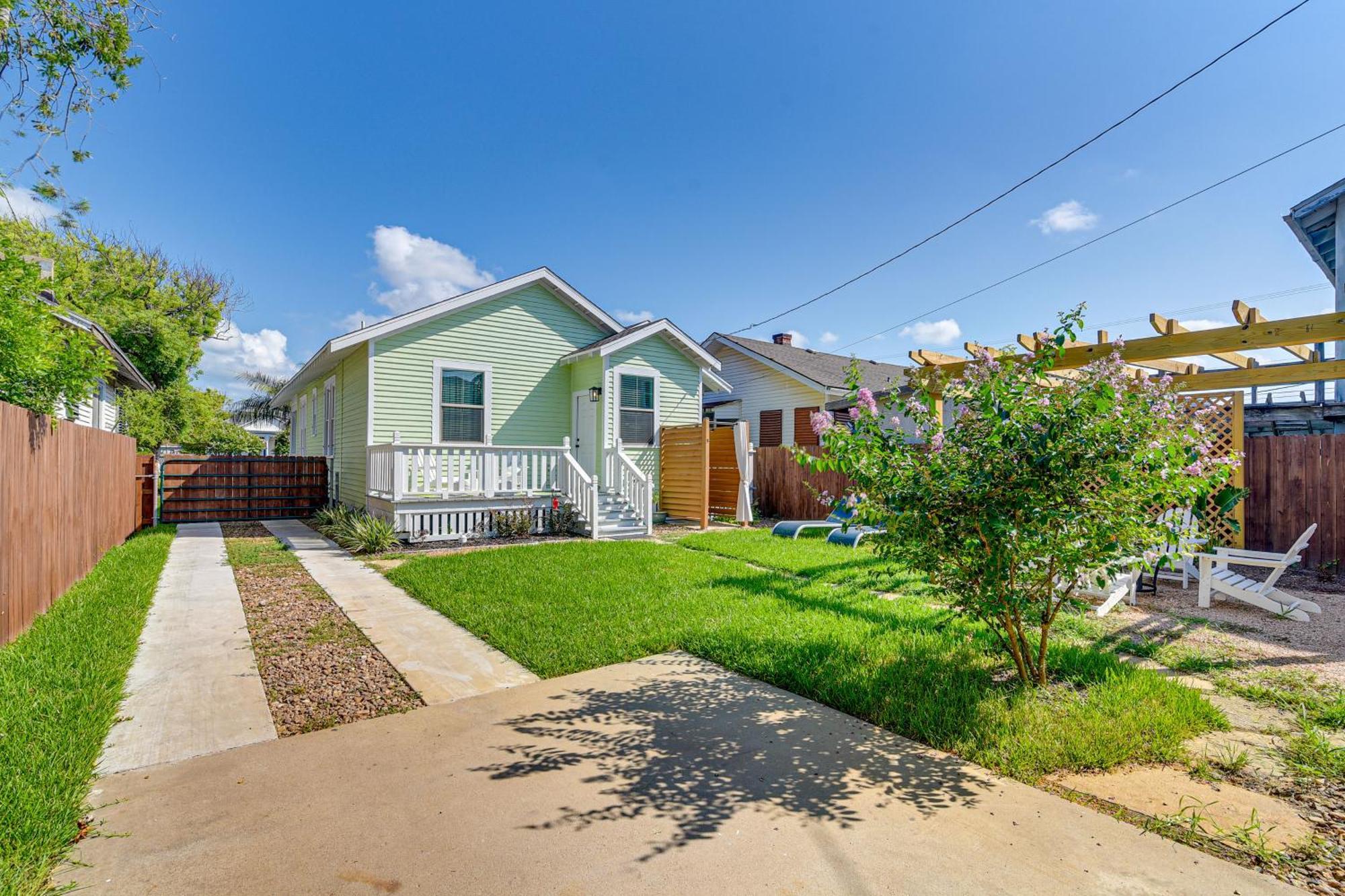 Walk To Galveston Beach Texas Home With Fenced Yard Екстер'єр фото