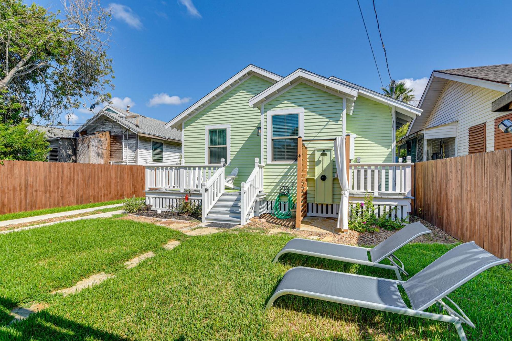 Walk To Galveston Beach Texas Home With Fenced Yard Екстер'єр фото